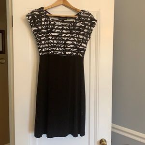 Connected Apparel Black & White, Ruffled size 6